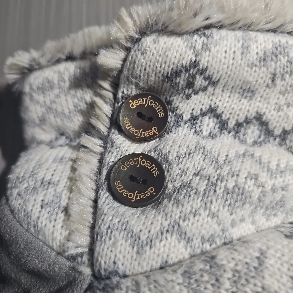 Dearfoams‎ Slippers Womens Small (5-6) Sweater Knit 2 Button Good PreOwned
